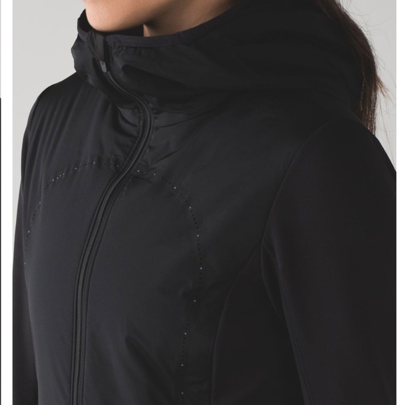 Lululemon Run for Cold Pullover in Black - Picture 2 of 16
